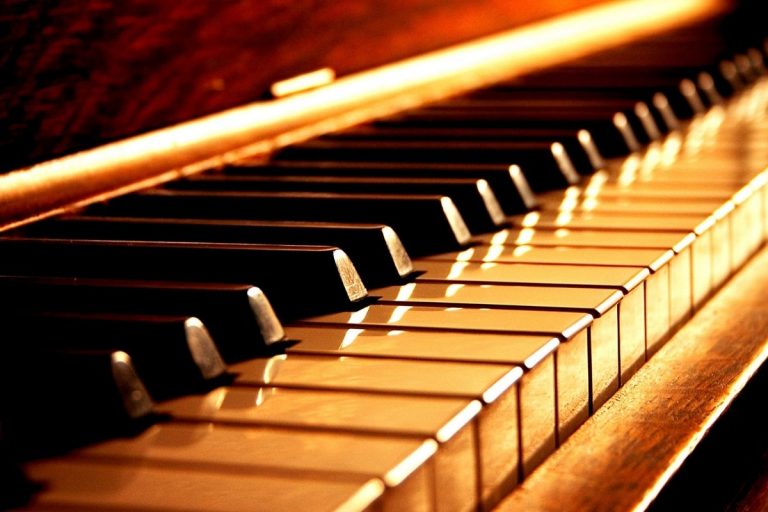 What’s the Difference between a Keyboard and a Piano?